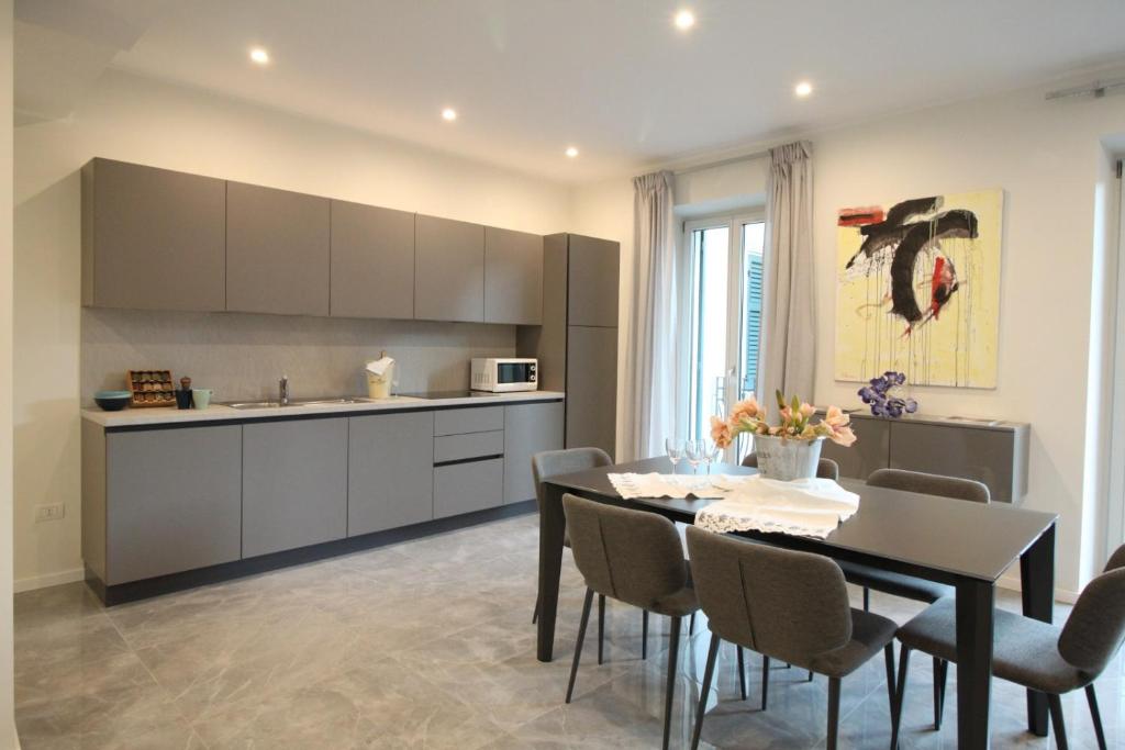 une cuisine et une salle à manger avec une table et des chaises dans l'établissement Casa Vacanze Residence Ideale Suites and Apartments, à Alassio