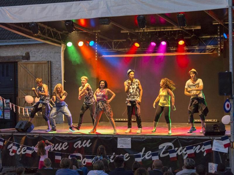 un groupe de personnes se livrant à une étape dans l'établissement MOBIL HOME 6/8 places, à Onzain 21 autres photos