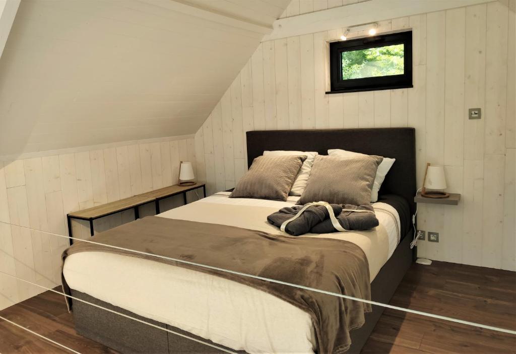 une chambre avec un grand lit dans une pièce dans l'établissement Les Kabanes de Kerforn, à Crach