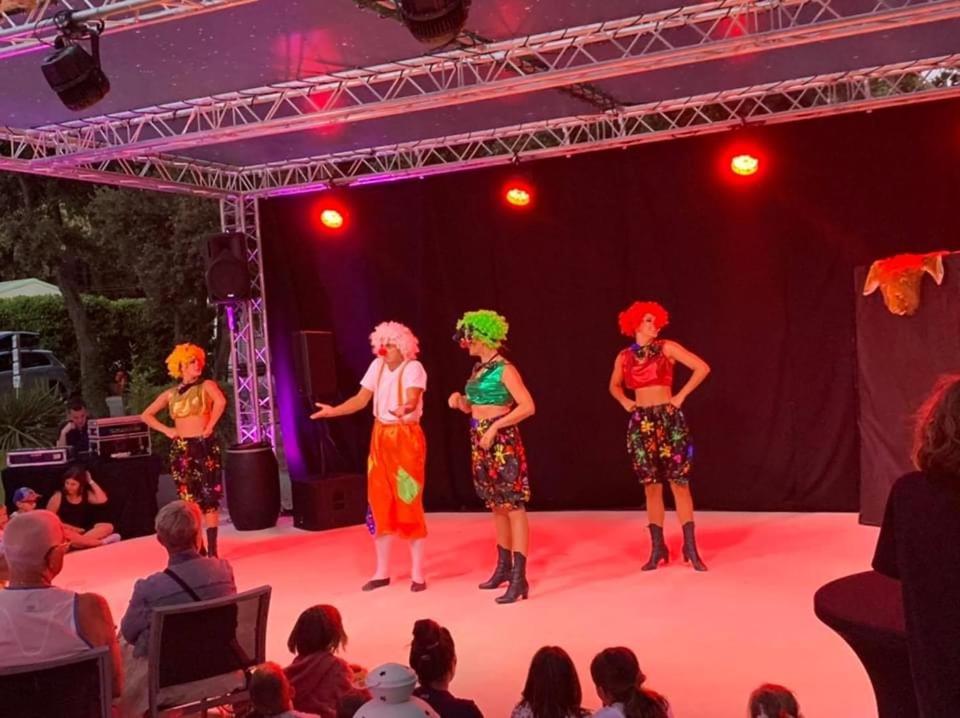 un groupe de personnes sur une scène en costumes de clown dans l'établissement Camping La Montagne, à Sorgues 37 autres photos