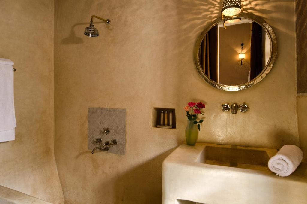 une salle de bain avec un lavabo et un miroir dans l'établissement Dar Rocmarra, à Marrakech 27 autres photos