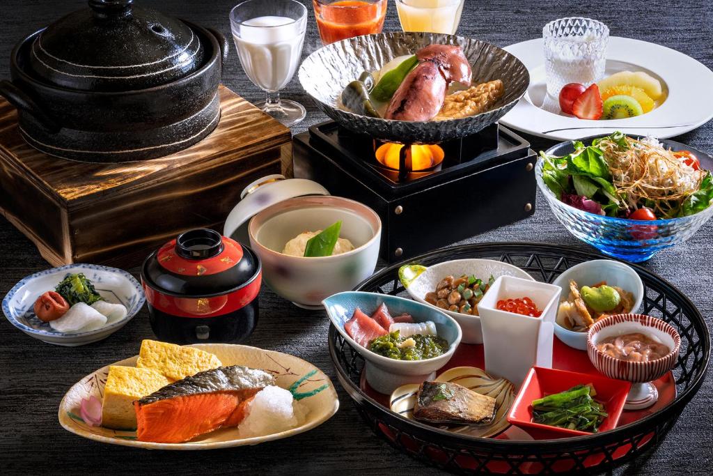 une table avec des assiettes et des bols de nourriture dans l'établissement Bourou Noguchi Hakodate, à Hakodate