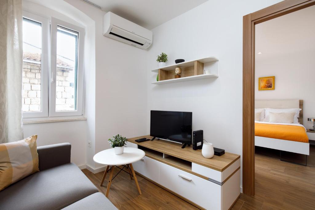 Dominus, Modernly Decorated Suite in City Center 5