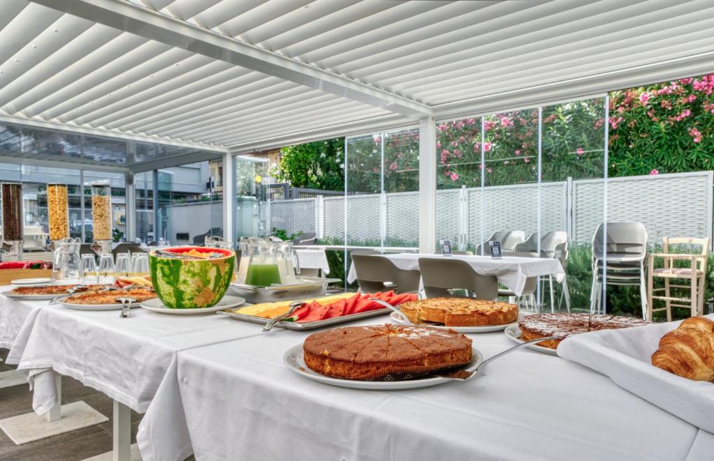 - une table avec des gâteaux et d'autres aliments dans l'établissement Horizon Suites, à Cefalù