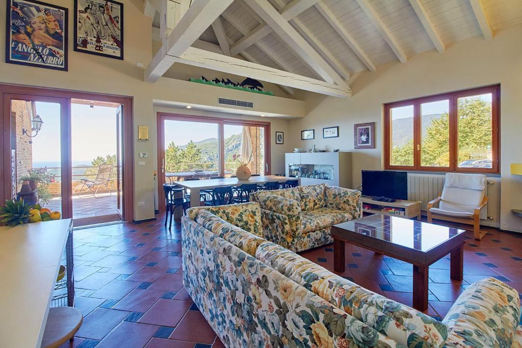 un salon avec des canapés et une table dans l'établissement Rivierarent Villa Pina, à Magliolo