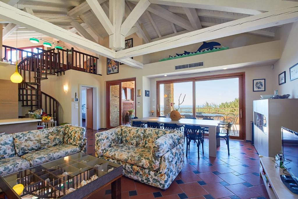 un salon avec un canapé et une table dans l'établissement Rivierarent Villa Pina, à Magliolo