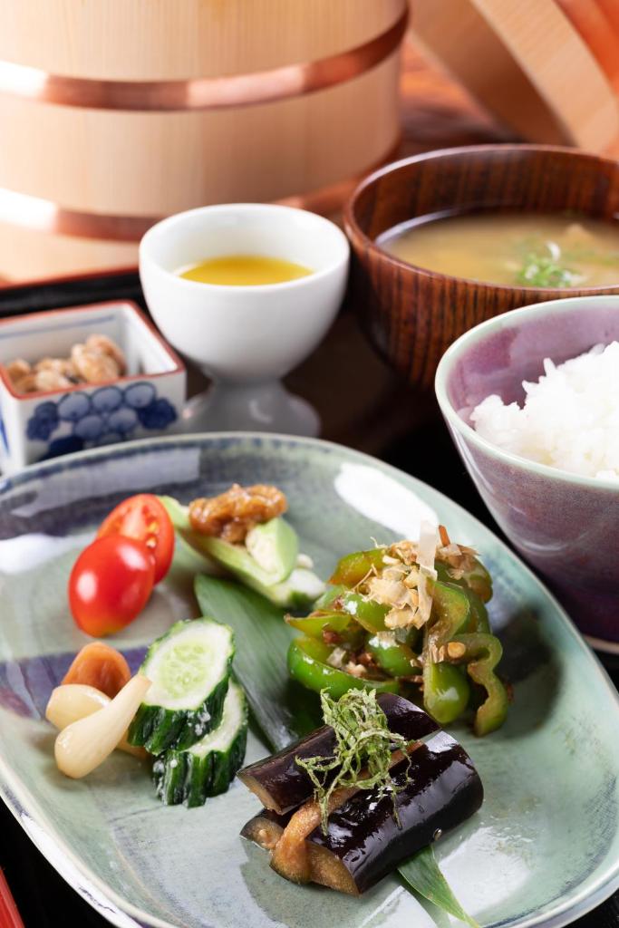 une assiette de nourriture avec des légumes sur une table dans l'établissement Dougoya, à Matsuyama
