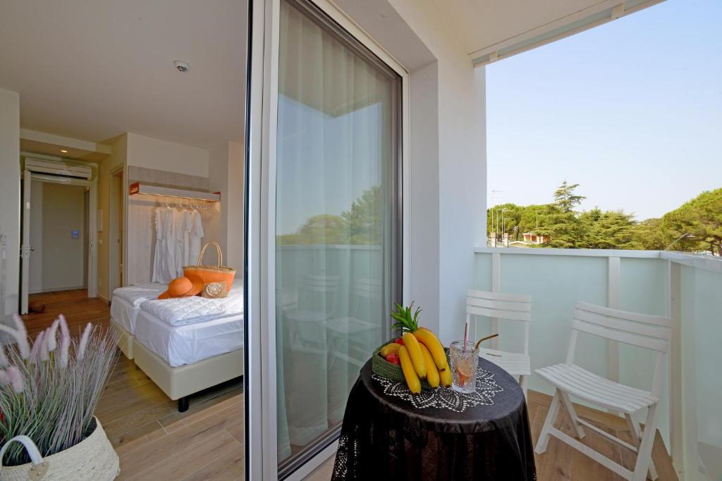 une pièce avec une table avec des bananes sur un balcon dans l'établissement Alla Pergola, à Bibione