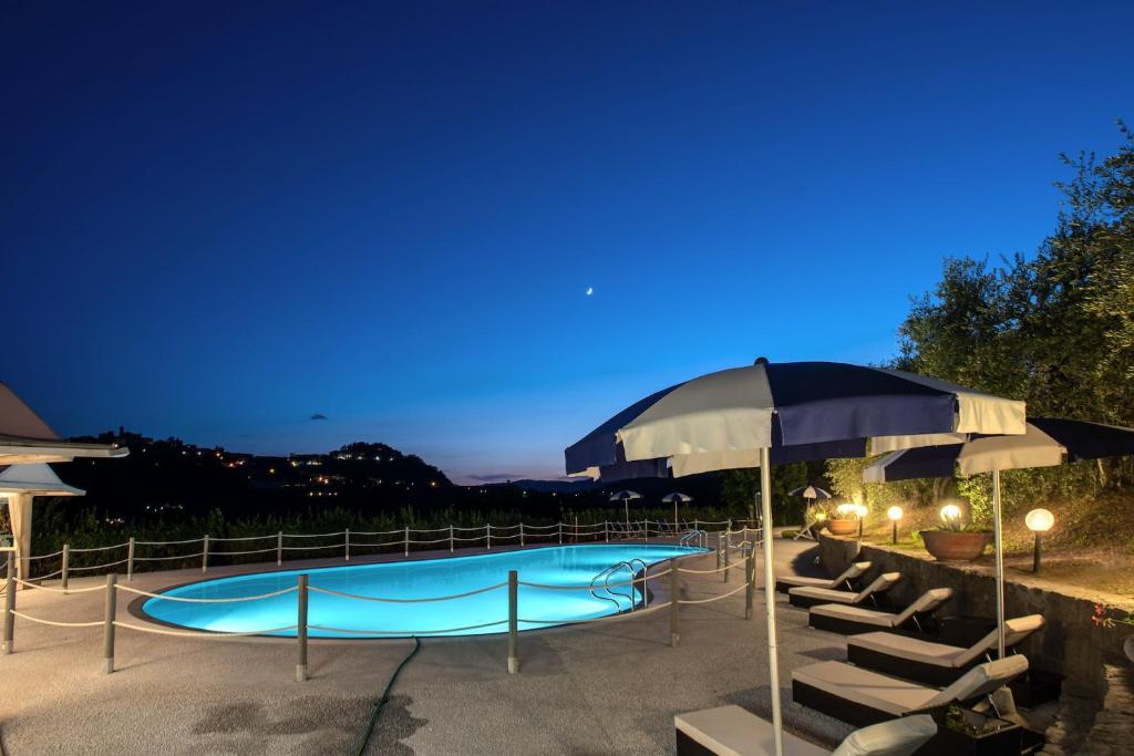Photo de la galerie de l'établissement Alfresco luxury Villa with Heated pool, à Montecatini Terme