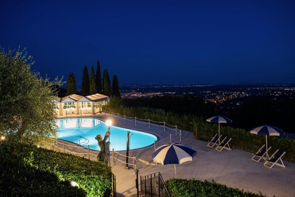 Photo de la galerie de l'établissement Alfresco luxury Villa with Heated pool, à Montecatini Terme