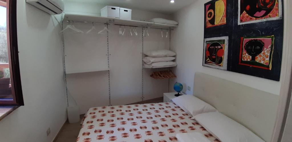 Cette petite chambre comprend un lit et des serviettes. dans l'établissement Villa Greco, à Rossano 75 autres photos