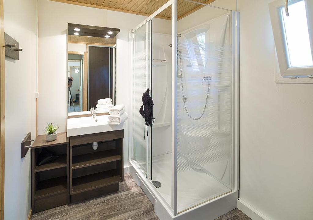une salle de bain avec douche et lavabo dans l'établissement Camping San Damiano, à Biguglia
