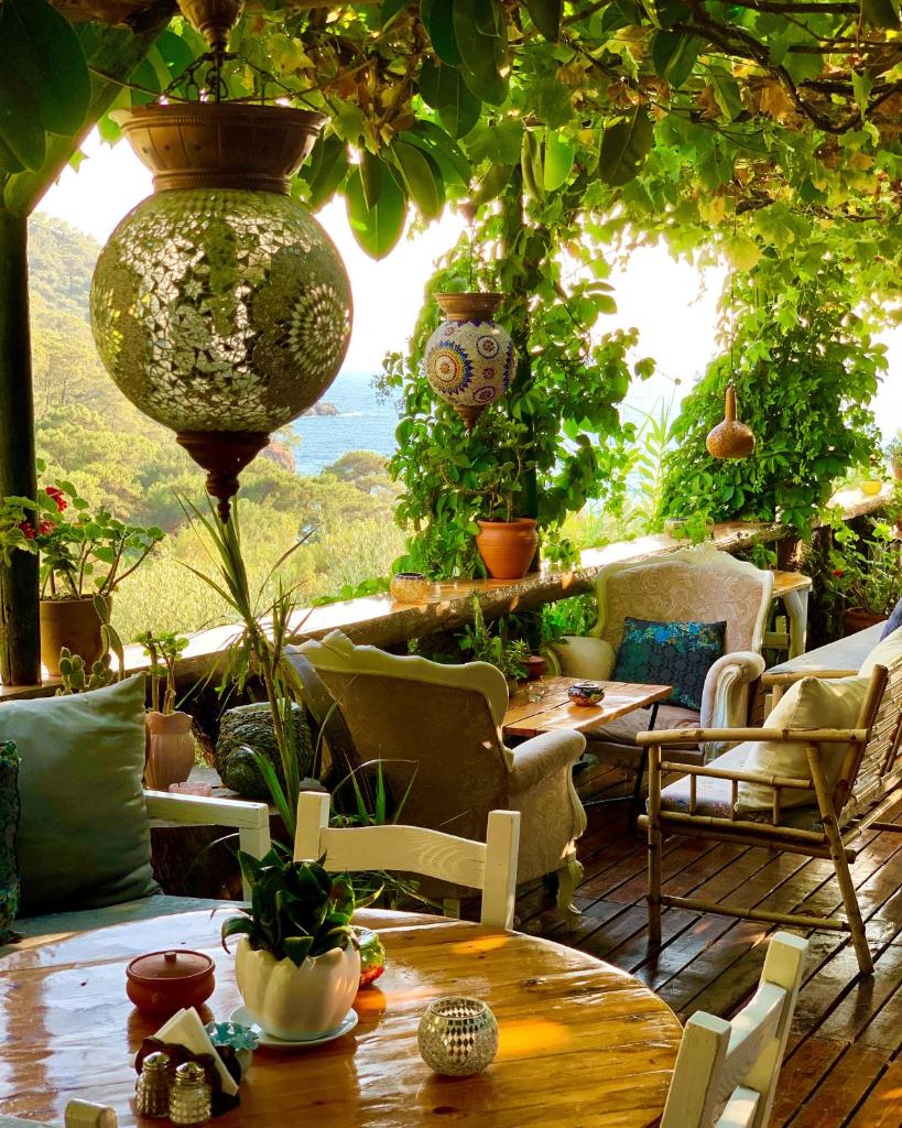 Turan Hill Lounge 7