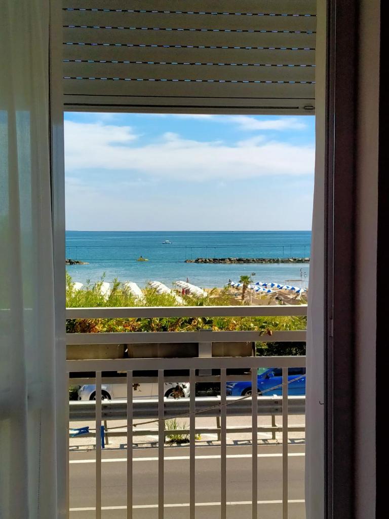 - une vue sur la plage depuis la fenêtre du complexe dans l'établissement Hotel Ristorante Miramare, à Pesaro