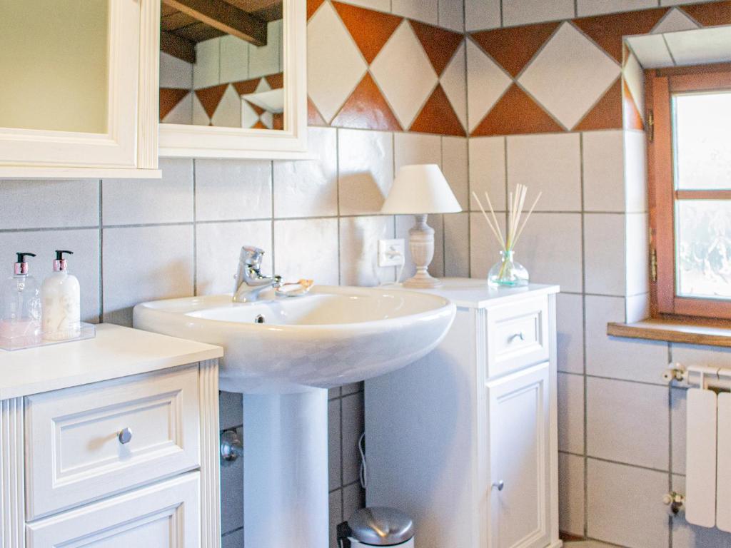 une salle de bain avec un lavabo et un miroir dans l'établissement MULINO VECCHIO, à Minucciano