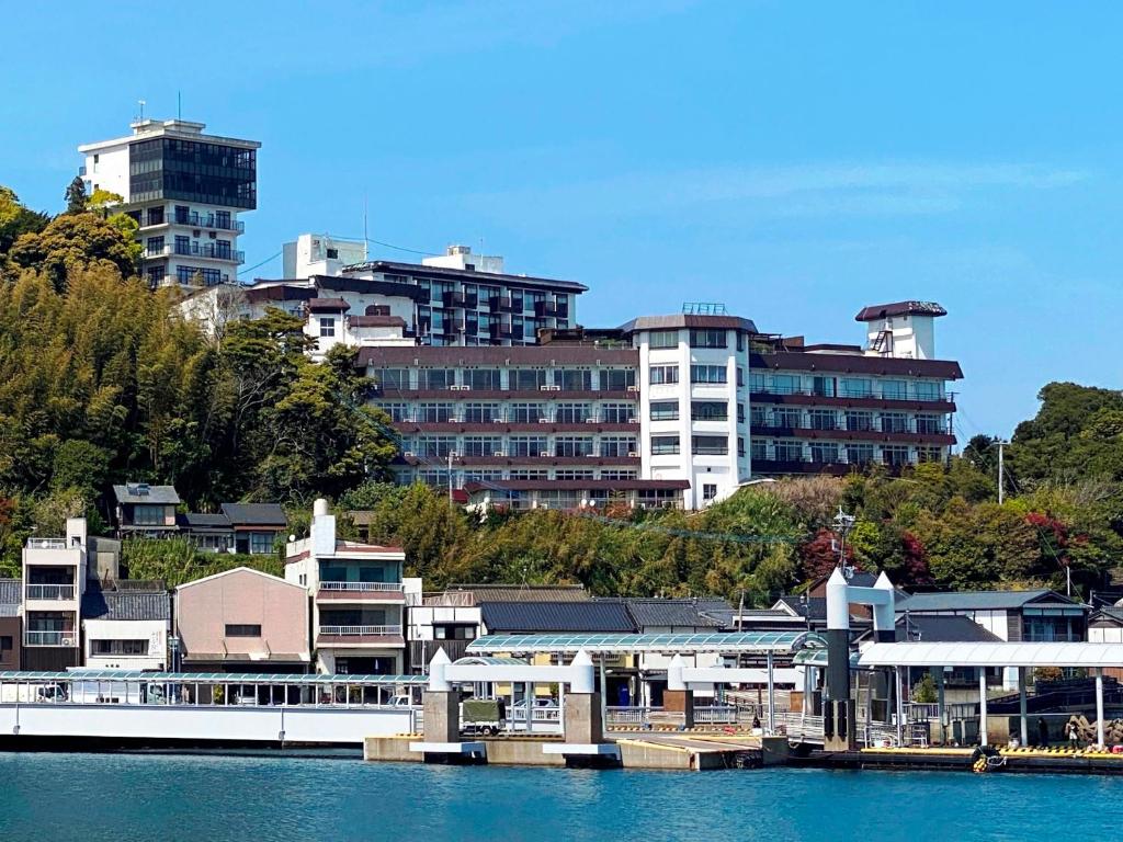 un groupe de bâtiments sur le rivage d'une masse d'eau dans l'établissement Kishotei, à Hirado