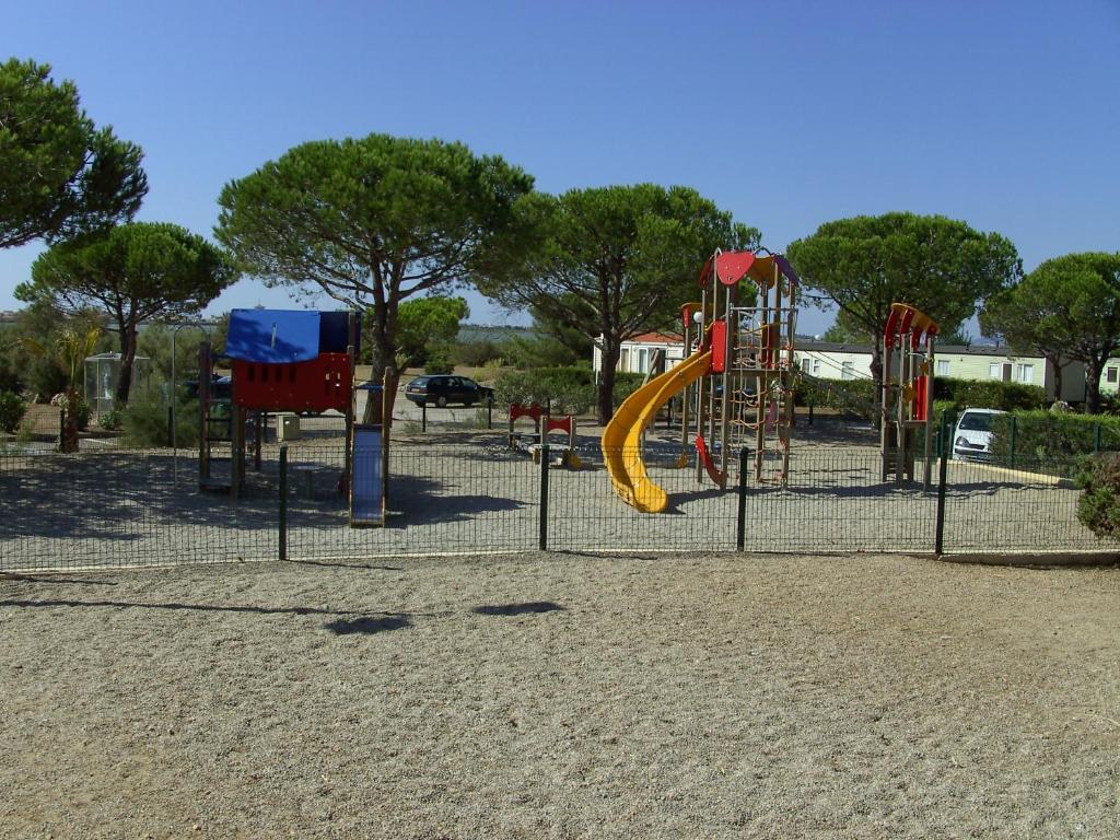 une aire de jeux avec un toboggan dans un parc dans l'établissement MOBIL HOME 3ch 2sdb A LATTES, à Lattes