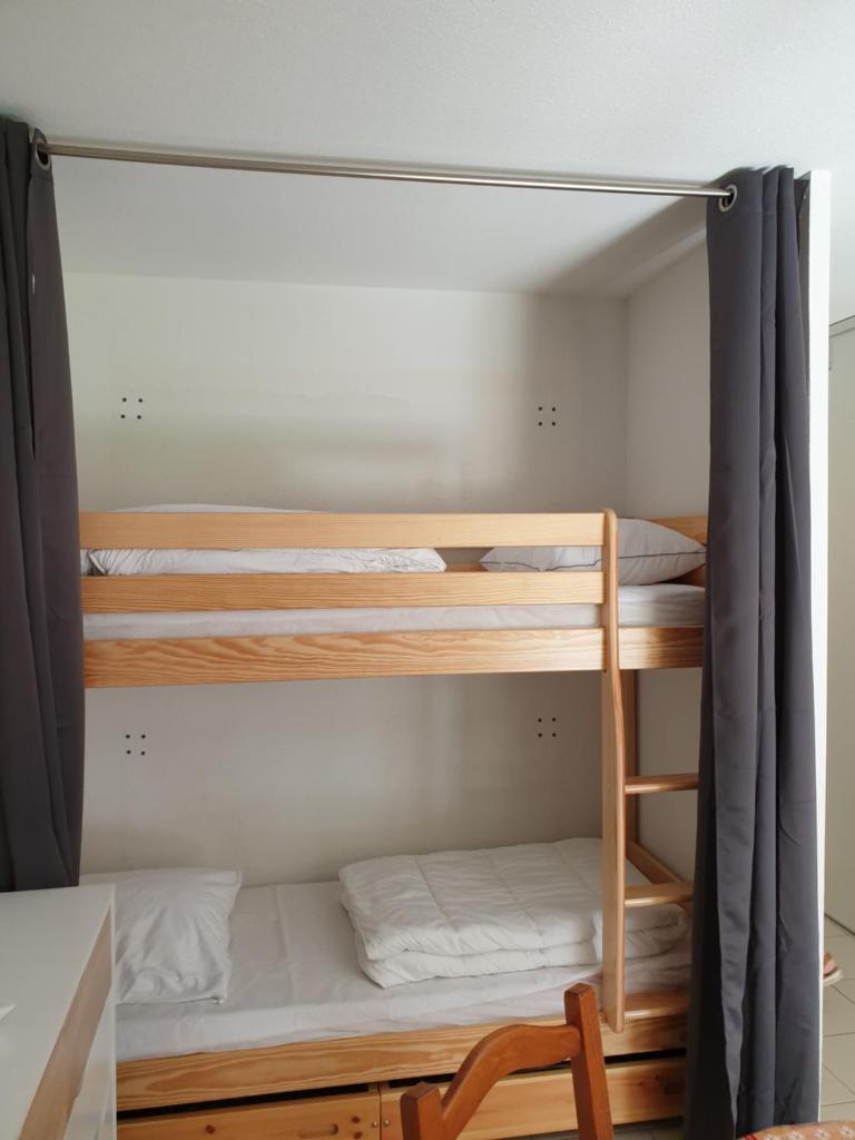 une chambre avec deux lits superposés dans l'établissement jolie appartement a cauterets, à Cauterets