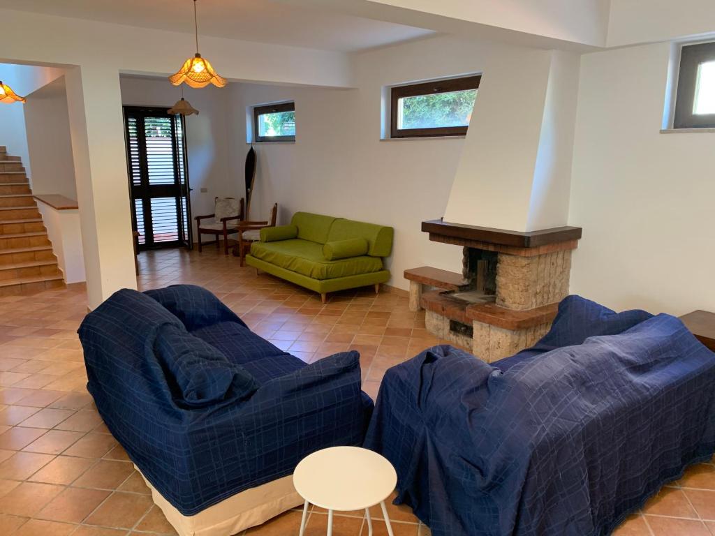 un salon avec un canapé bleu et une cheminée dans l'établissement ALBA SULLO STRETTO, à Messina 42 autres photos
