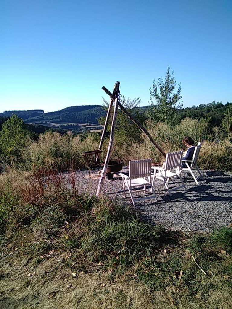 - deux chaises assises sur une balançoire dans l'établissement Camping La Forêt du Morvan, à Larochemillay 8 autres photos