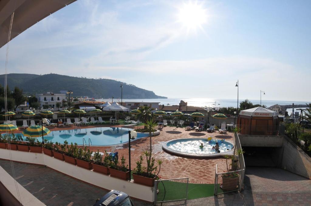 une vue d'une piscine dans un complexe hôtelier dans l'établissement Morcavallo Hotel & Wellness, à Peschici
