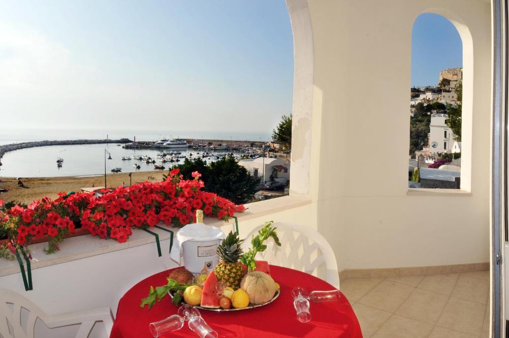 une table avec une assiette de fruits et une vue sur l'océan dans l'établissement Morcavallo Hotel & Wellness, à Peschici