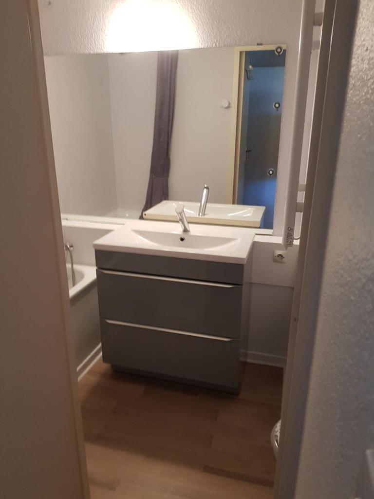 une salle de bain avec un lavabo et un miroir dans l'établissement Studio 4 personnes au pied des pistes. Le Corbier, au Corbier