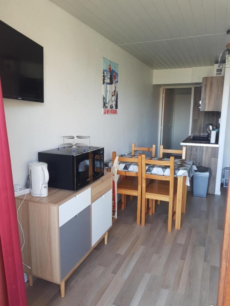 un salon avec une télévision, une table et des chaises dans l'établissement Studio 4 personnes au pied des pistes. Le Corbier, au Corbier 2 autres photos