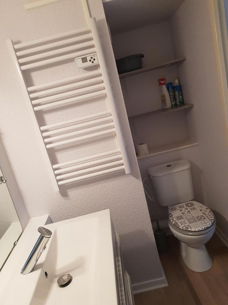 une salle de bain avec un lavabo blanc et des toilettes dans l'établissement Studio 4 personnes au pied des pistes. Le Corbier, au Corbier