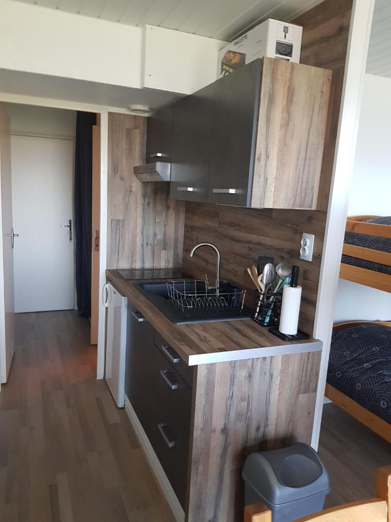 une cuisine avec un évier dans une petite maison dans l'établissement Studio 4 personnes au pied des pistes. Le Corbier, au Corbier