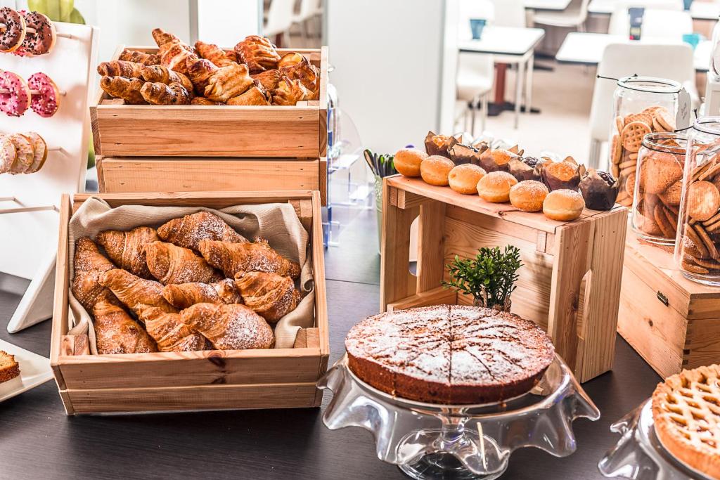 une boulangerie proposant différents types de pains et de pâtisseries dans l'établissement Anastasi Hotel e Residence, à Cervia