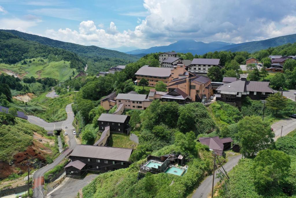 - une vue aérienne sur un petit village dans les montagnes dans l'établissement Manza Onsen Nisshinkan, à Tsumagoi