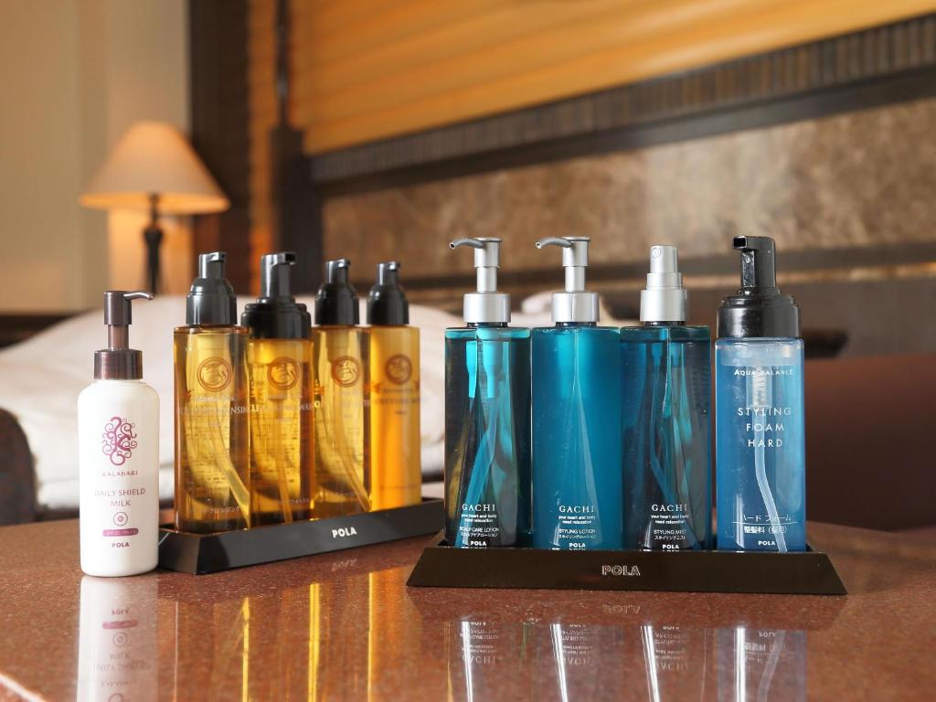un groupe de quatre bouteilles de produits capillaires sur une table dans l'établissement Hotel Fine Biwako I, à Moriyama
