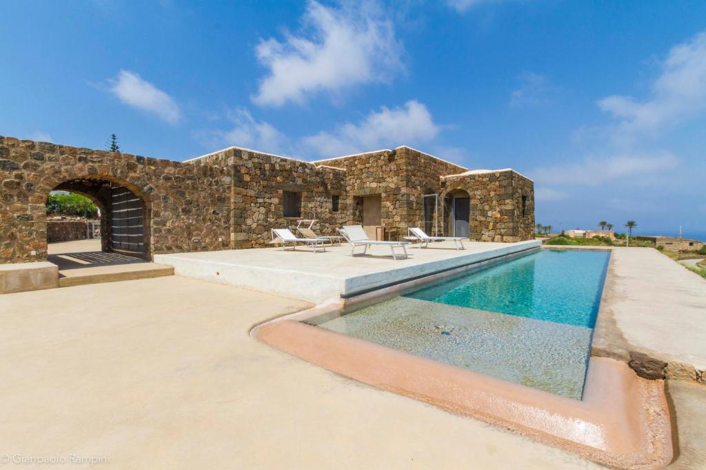 une image d'une villa avec piscine dans l'établissement Dammuso Kaddiuggia Antica Pantelleria, à Pantelleria