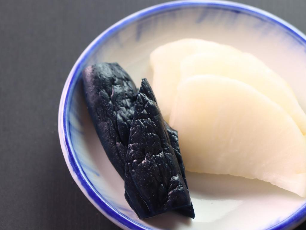 une assiette avec un morceau de fromage et un morceau de pain dans l'établissement Star Hotel Akakura, à Myōkō