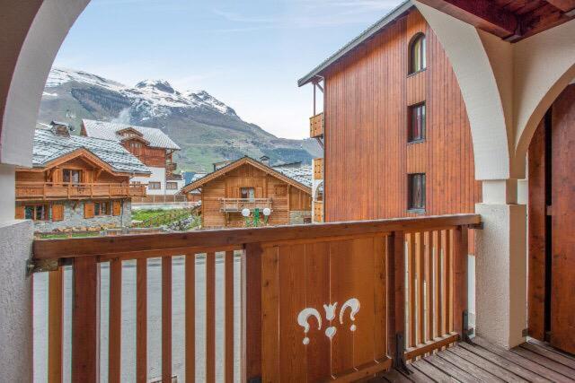 Elle comprend un balcon offrant une vue sur une montagne enneigée. dans l'établissement Cosy central Studio with a view, balcony 20m2 4ppl, à Vénosc