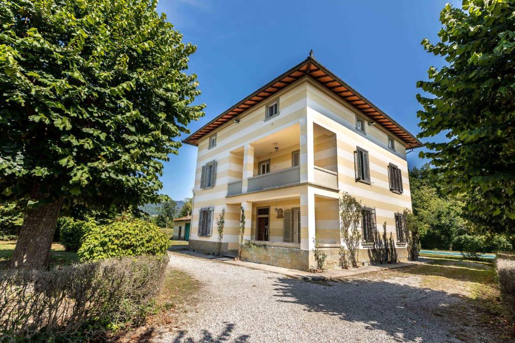 une vue extérieure d'une maison avec des arbres dans l'établissement Villa Liberty Mugello - Affitti Brevi Italia, à Scarperia