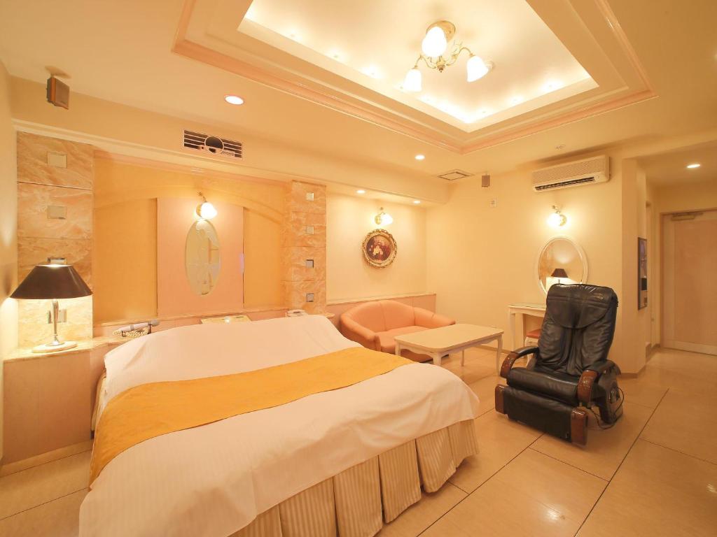 une chambre d'hôtel avec un grand lit et une chaise dans l'établissement Hotel Grand Fine Kyoto Minami, à Kyoto 19 autres photos