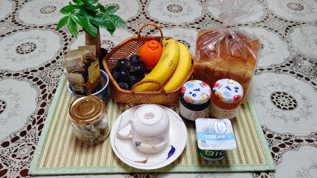 - un plateau avec une corbeille de fruits et une assiette dans l'établissement Kyo Obataya, à Kyoto