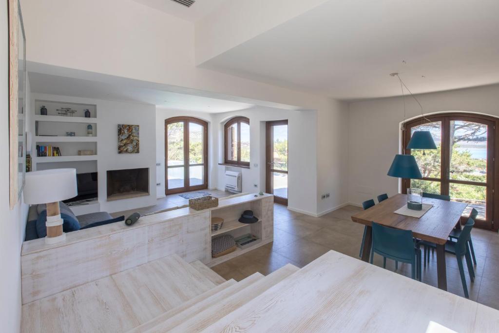 un salon avec une table et une salle à manger dans l'établissement Villa Tellus, à Stintino