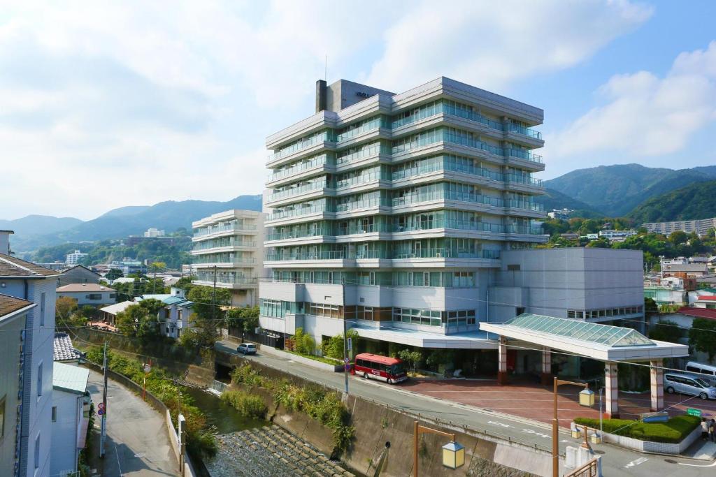 un grand bâtiment dans une ville avec une rue dans l'établissement Ooedo Onsen Monogatari Premium Ito Hotel New Okabe, à Itō