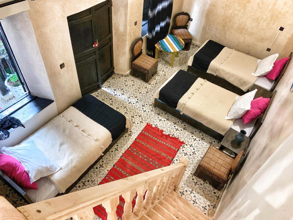 une chambre avec des lits et un balcon. dans l'établissement Riad Beldy, à Essaouira