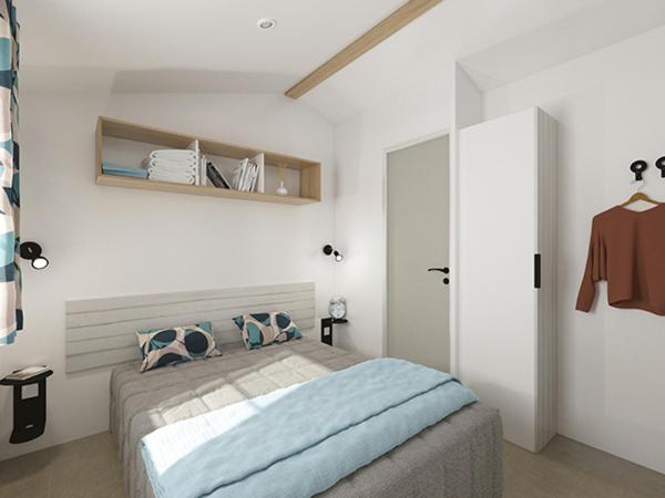 une chambre avec un grand lit dans une pièce dans l'établissement Camping Le Val de Trie, à Béhen 31 autres photos