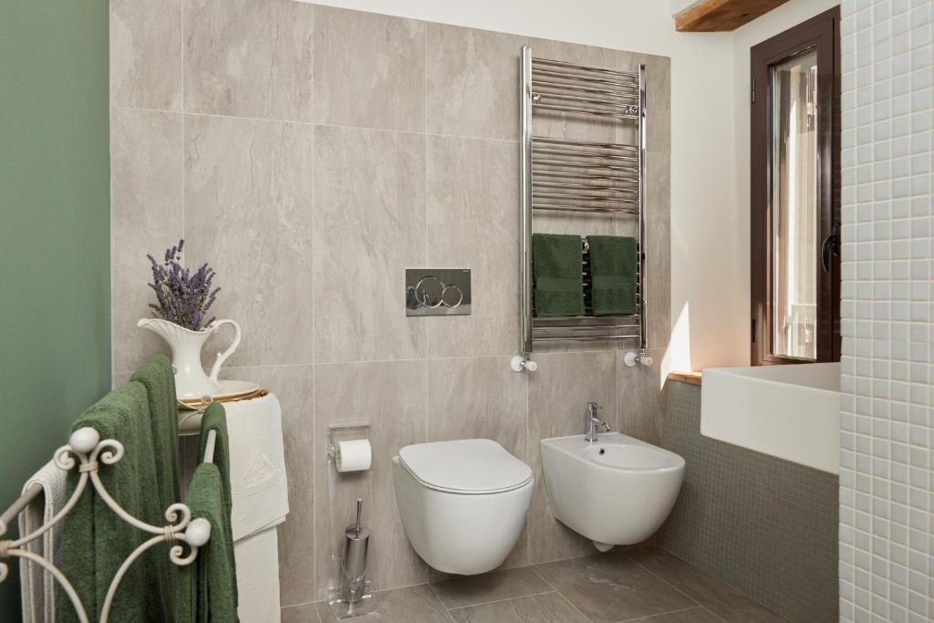 une salle de bain avec toilettes et lavabo dans l'établissement Grandono Agriturismo in Maremma, à Scansano