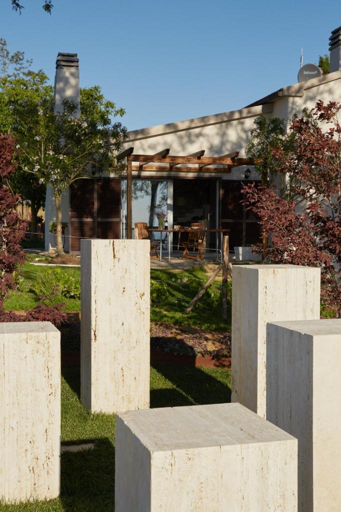 un groupe de piliers en béton devant un bâtiment dans l'établissement Grandono Agriturismo in Maremma, à Scansano