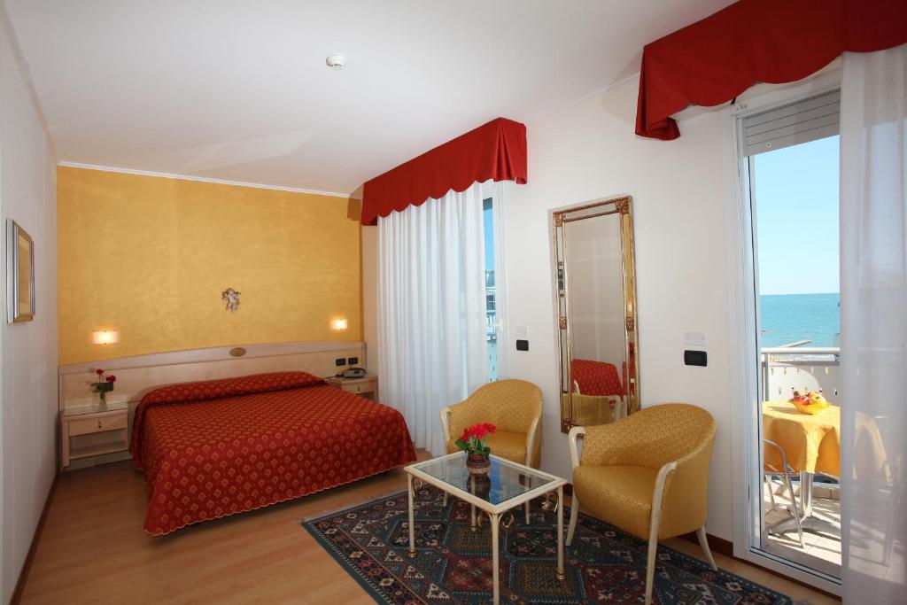 une chambre d'hôtel avec un lit et une vue sur l'océan dans l'établissement Hotel Helios, à Lido di Jesolo
