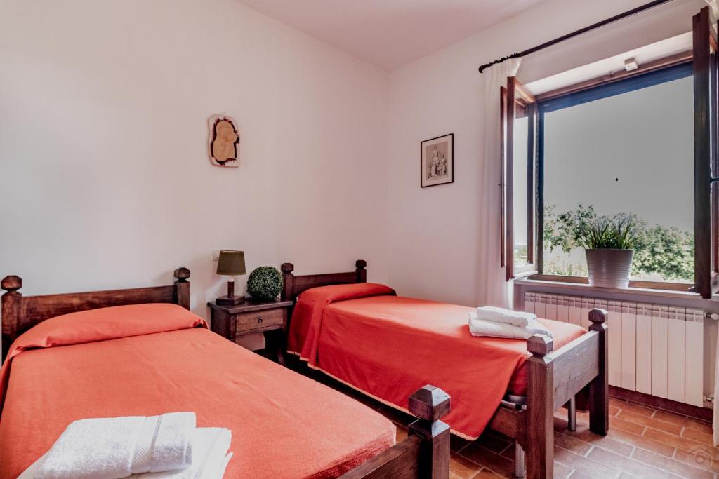 une chambre avec deux lits et une fenêtre dans l'établissement Gorgeous 2-storey villa with a large private pool, à Todi 28 autres photos