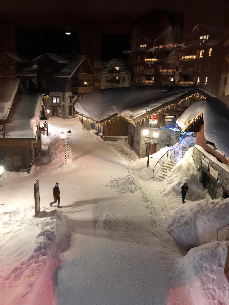 2 personnes skier la nuit dans une rue enneigée dans l'établissement Arc 1950, à Arc 1950 3 autres photos