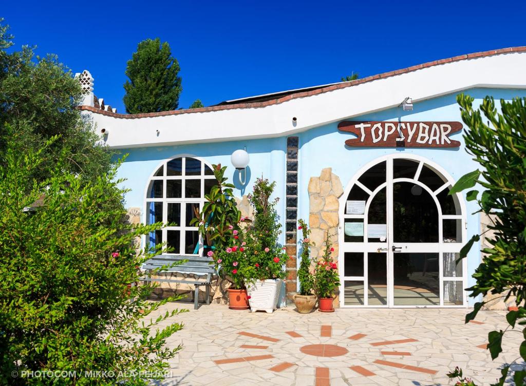 un bâtiment avec une enseigne pour un magasin de jouets dans l'établissement Centro Ferie Salvatore, à San Felice Circeo