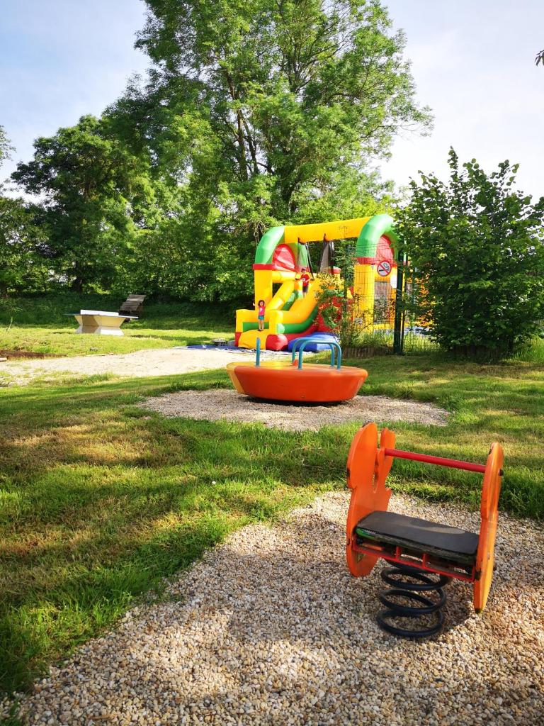 - un parc avec une aire de jeux équipée dans l'établissement Camping Domaine de Mepillat, à Saint-Nizier-le-Bouchoux